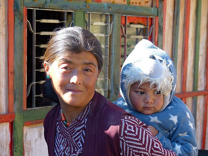 2014 - Tamang-Lady mit ihrem Kind in Goljung - Helambu-Langtang: Land und Leute