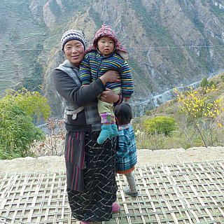 2014 - Gastwirtin im Cheerka G&auml;stehaus in Gonggong Hill - Helambu-Langtang: Land und Leute
