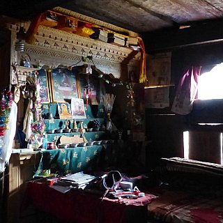2014 - Langtang Cafe mit buddhistischem Gebetsaltar - Helambu-Langtang: Land und Leute
