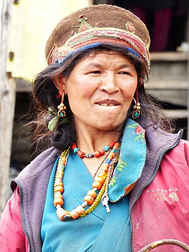 2014 - Tamang-Frau mit traditionellem Hut - Helambu-Langtang: Land und Leute