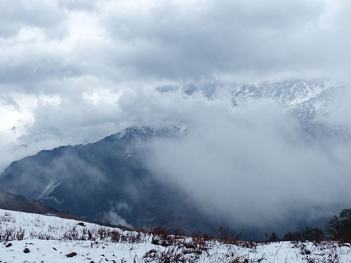 2014 - Wolkenverhangener Blick &uuml;ber das Langtang-Gebirge - Helambu-Langtang: Landschaft