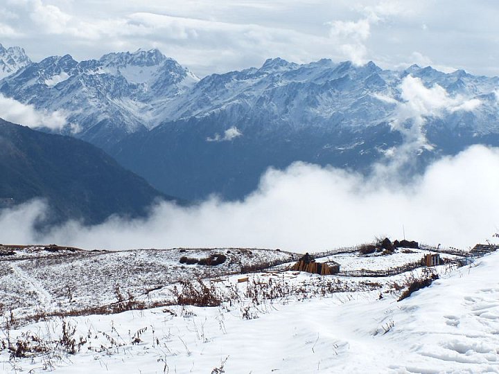 2014 - Wolkenverhangener Blick auf das Langtang-Gebirge - Helambu-Langtang: Landschaft