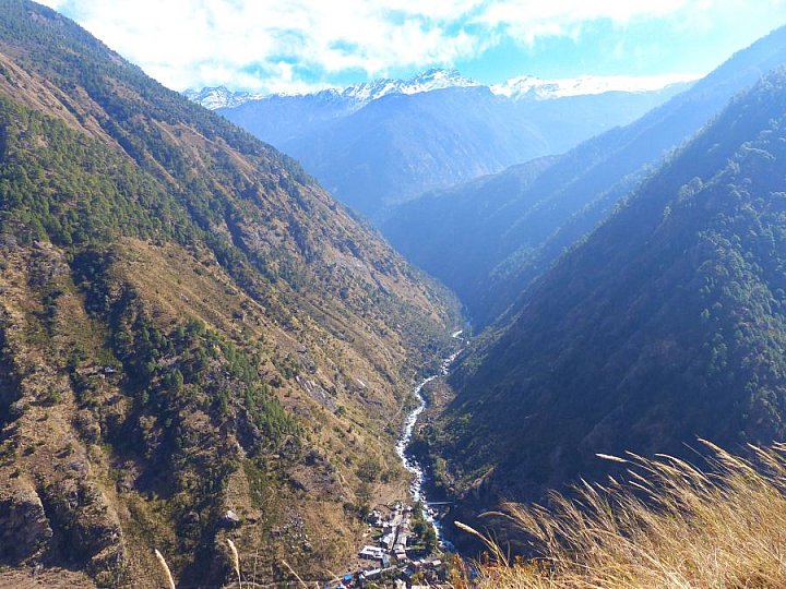 2014 - Blick auf das Trisuli-Tal bei Syabrbensi - Helambu-Langtang: Landschaft