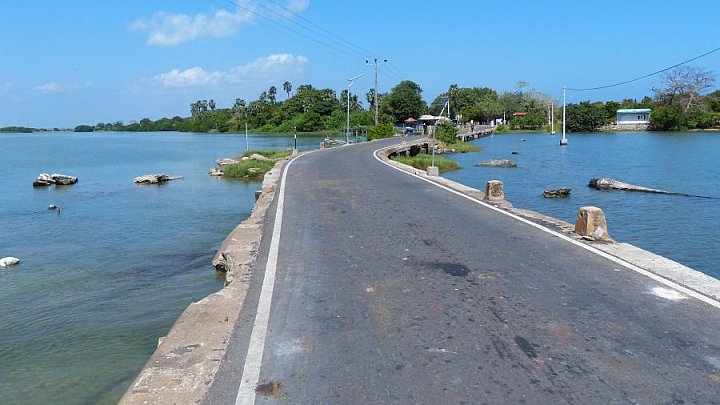 Stra&szlig;e entlang der Ostk&uuml;ste - Sri Lanka - Landschaft
