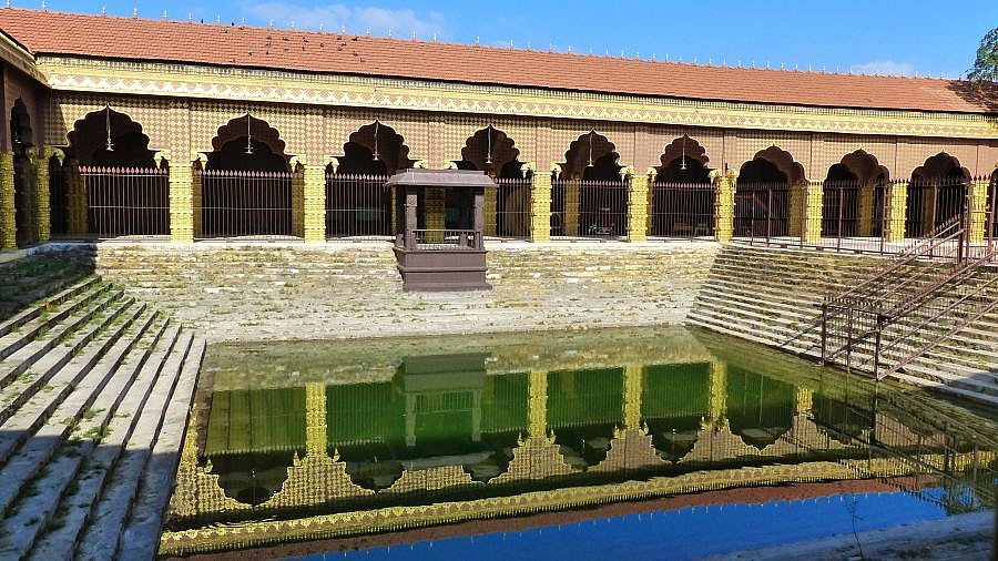 Heiliges Wasserbecken des Kandaswamy Kovil Tempels - Sri Lanka - Sehensw&uuml;rdigkeiten