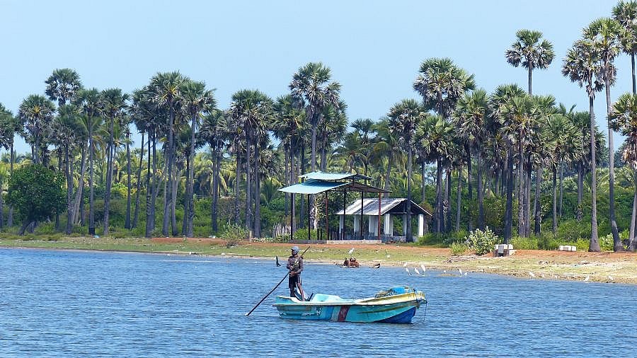 Fischer in seinem Boot - Sri Lanka - Land und Leute