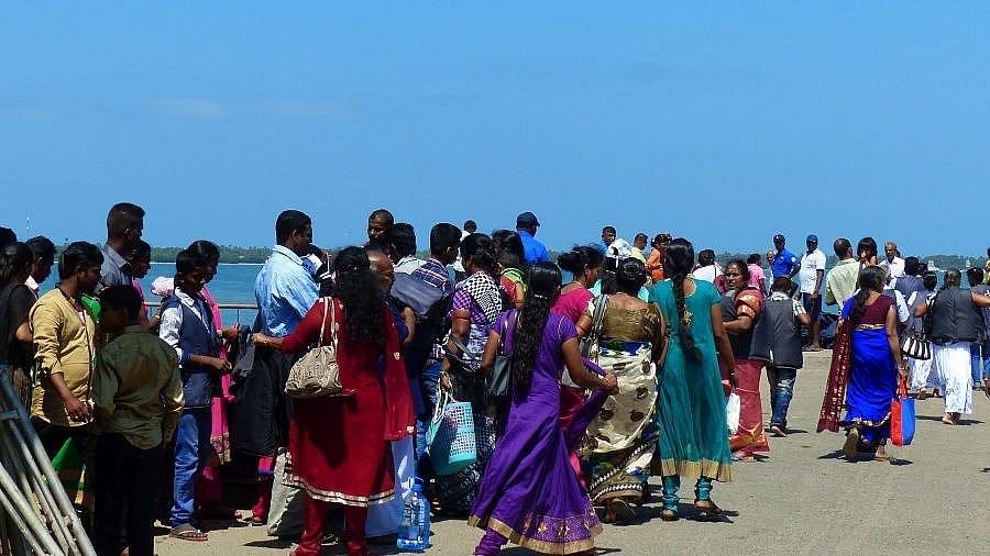 Wartende Pilger - Sri Lanka - Land und Leute