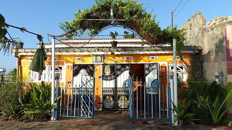 Farbenfrohes Fischerhaus - Sri Lanka - Land und Leute