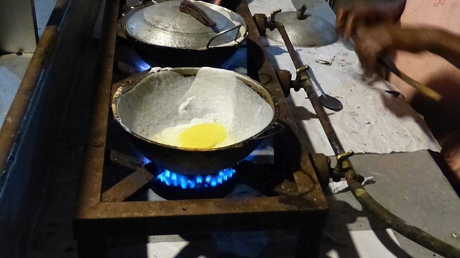 Pfannkuchenteig in einer   Wok-Pfanne - Sri Lanka - Essen und Schlafen