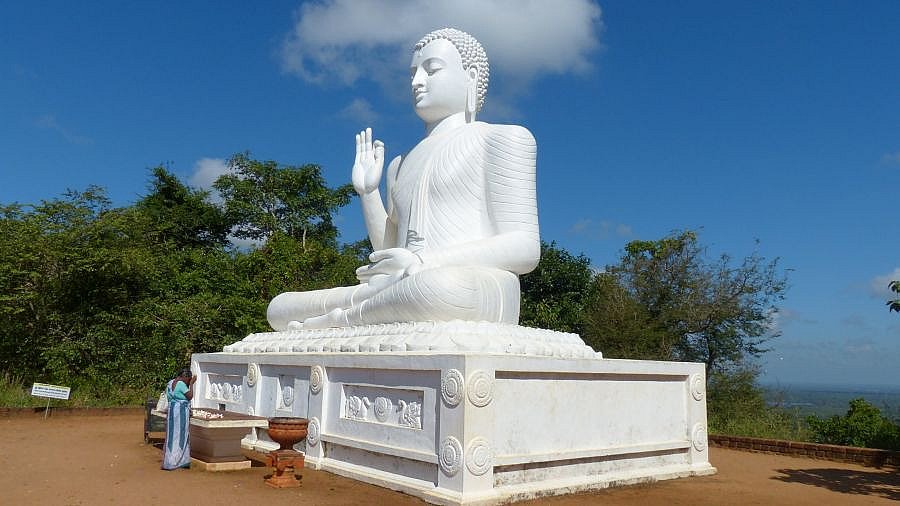 Minintale Buddha auf seinem schneewei&szlig;en Podest - Sri Lanka - Sehensw&uuml;rdigkeiten
