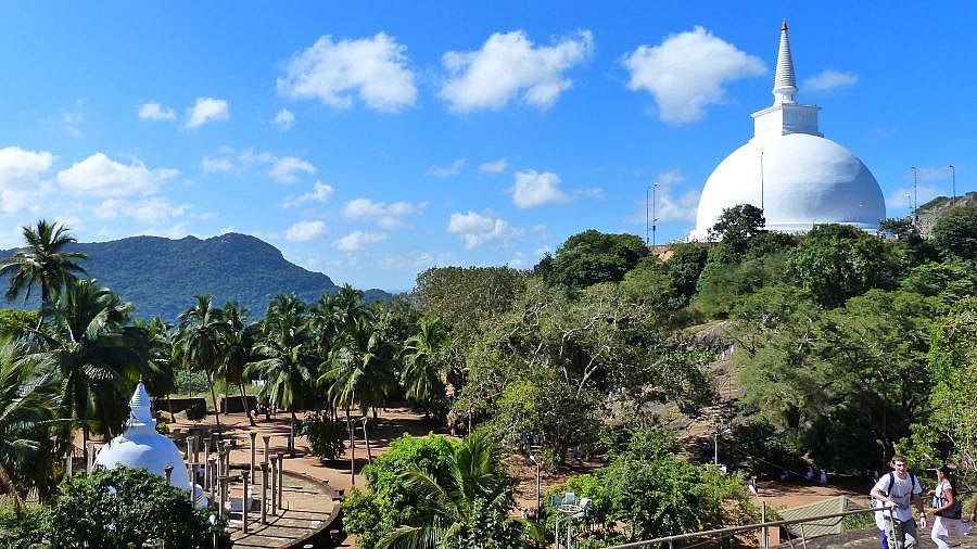 Stupas auf dem Minintale-Plateau - Sri Lanka - Sehensw&uuml;rdigkeiten