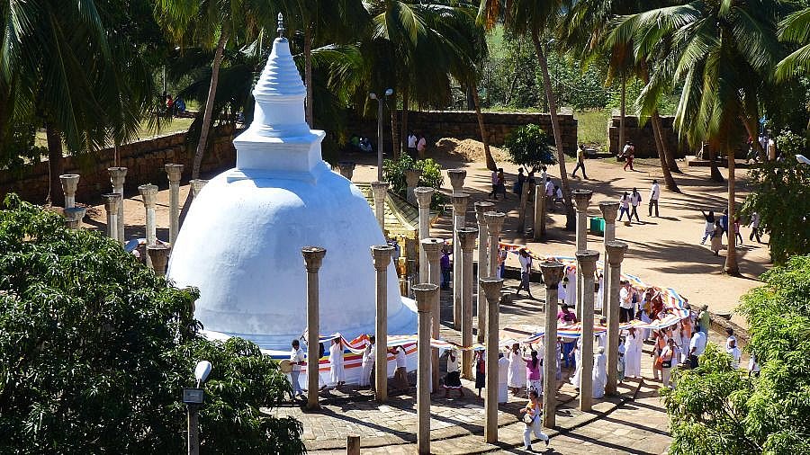 Pilger-Zeremonie um die Ambasthala-Stupa - Sri Lanka - Sehensw&uuml;rdigkeiten