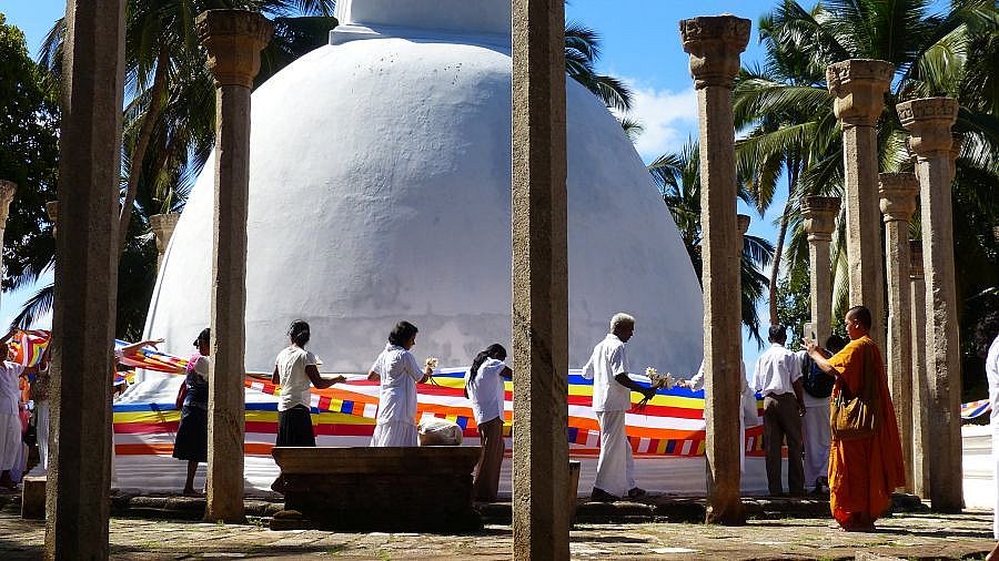 Symboldband in den Farben der Buddhisten-Flagge - Sri Lanka - Sehensw&uuml;rdigkeiten