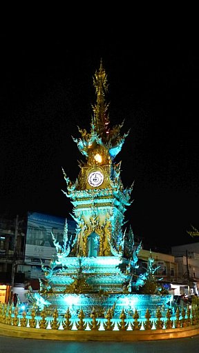 Beleuchteter Clocktower am Abend in Chiang Rai - Nordthailand