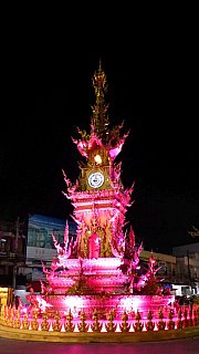 Beleuchteter Clocktower in Chiang Rai am Abend - Nordthailand