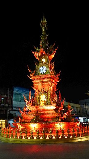 Clocktower angestrahlt am Abend in Chiang Rai - Nordthailand