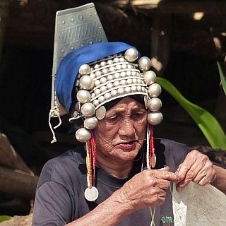 Akha-Frau mit traditionellem Akha-Kopfschmuck - Nordthailand