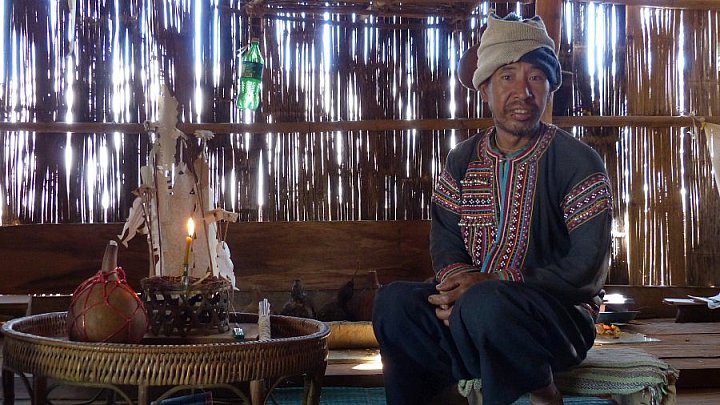 Schamane im Hmong-Dorf Ban Kiew Karn - Nordthailand