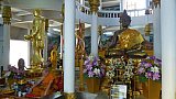 Altarraum im Phra Borommathat Phutthanimit Chedi - Nordthailand