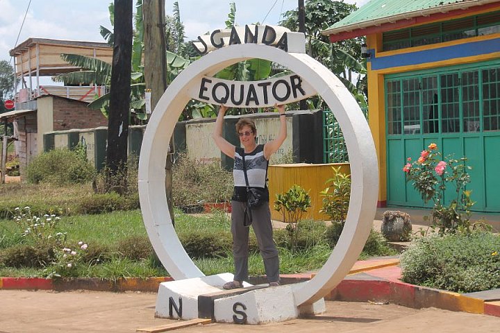 &Auml;quator-Monument in Kayabwe in Uganda - Uganda - Blog