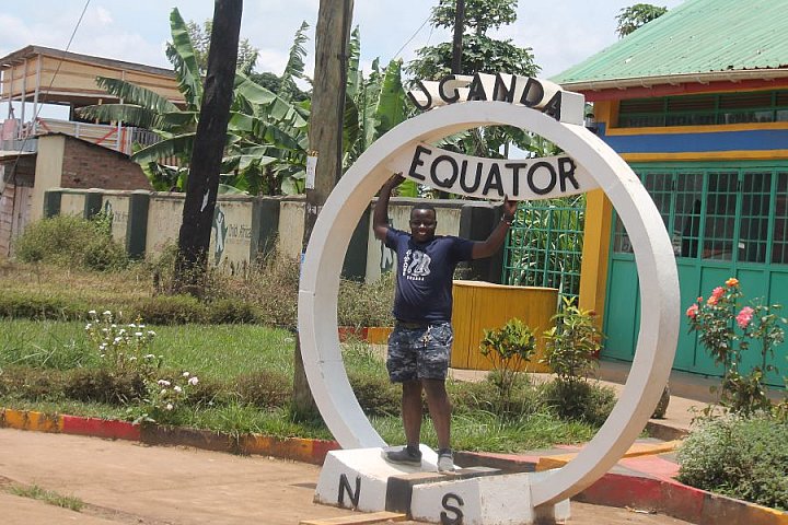 Chance mit &Auml;quator-Monument in Kayabwe - Uganda - Blog