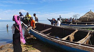 Einheimische Zuschauer in Butiaba - Uganda - Land und Leute