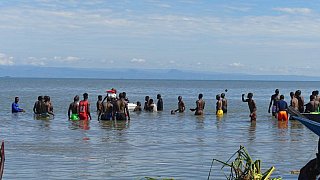 Schwimmunterricht in Butiaba im Albertsee - Uganda - Land und Leute