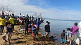 Zuschauer beim Schwimmunterricht - Uganda - Land und Leute