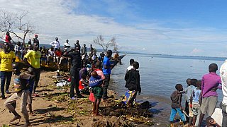 Zuschauer beim Schwimmunterricht - Uganda - Land und Leute