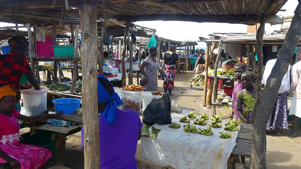 Markt in Butiaba am Albertsee - Uganda - Land und Leute
