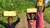 Kinder mit Wasserkanistern - Uganda - Land und Leute