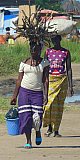 Frauen in Uganda mit Kopflast - Uganda - Land und Leute