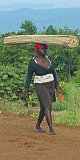 Frauen in Uganda mit Kopflast - Uganda - Land und Leute