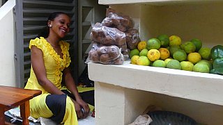 Junge Marktfrau in Entebbe - Uganda - Land und Leute