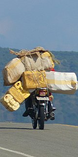Lastentransport auf dem Motorrad in Uganda - Uganda - Land und Leute