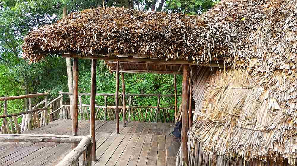 Vordach und Holzterrasse des G-Domes - Uganda - Schlafen und Essen