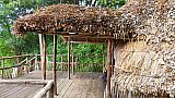 Vordach und Holzterrasse des G-Domes - Uganda - Schlafen und Essen