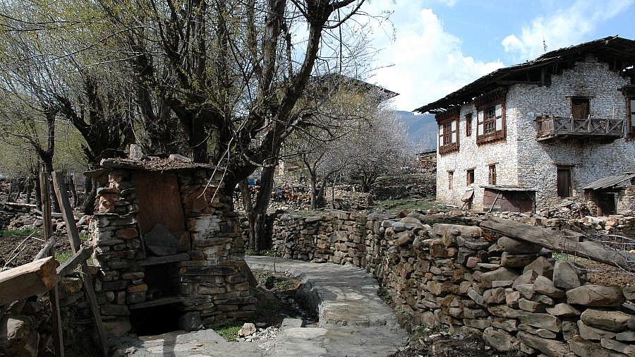 Urige Häuser im Ura-Tal in Bumthang - Zentral-Bhutan: Land und Leute