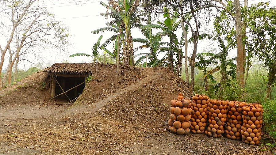 Brennofen für Töpferwaren auf Majuli - Indien - Assam - Land und Leute