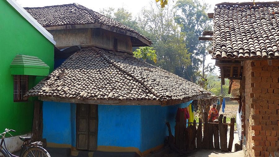 Farbenfrohe Häuser in Kumharpara - Chhattisgarh: Land-und-Leute