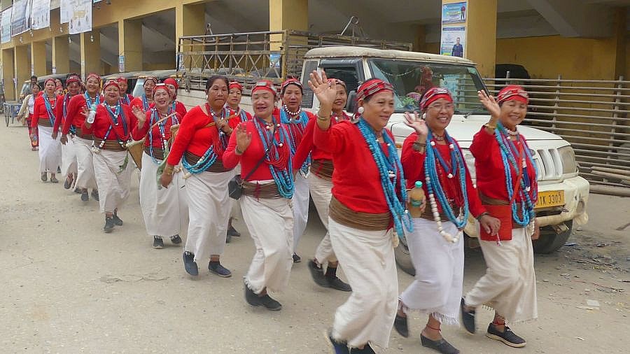 Singende Nyishi-Frauen - Indien - Nordosten - Land und Leute