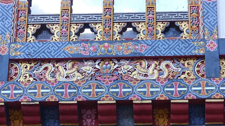 Holzschnitzereien im Innenhof des Trashigang Dzong - Ost-Bhutan: Sehenswürdigkeiten