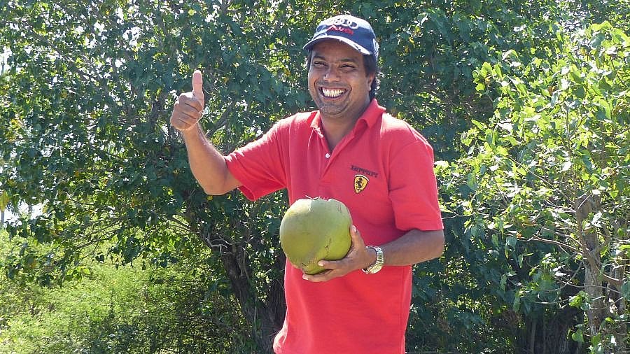 Desmond mit Kokosnuss - Sri Lanka - Blog