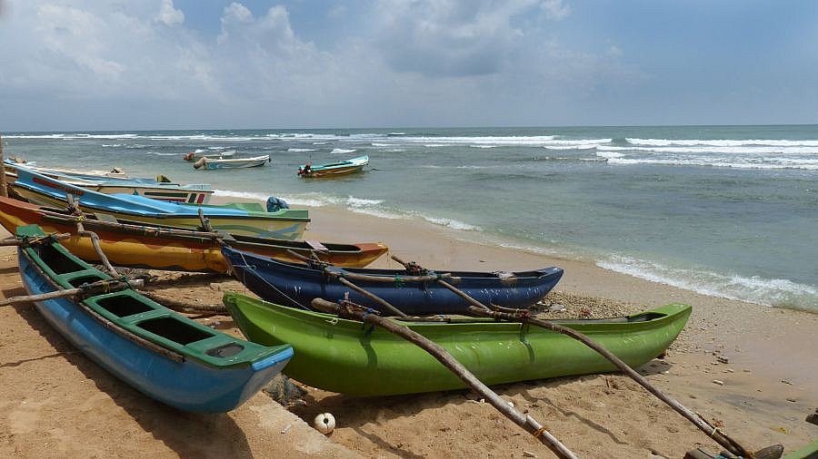Fischerboote am Uppuveli-Strand - Sri Lanka - Land und Leute