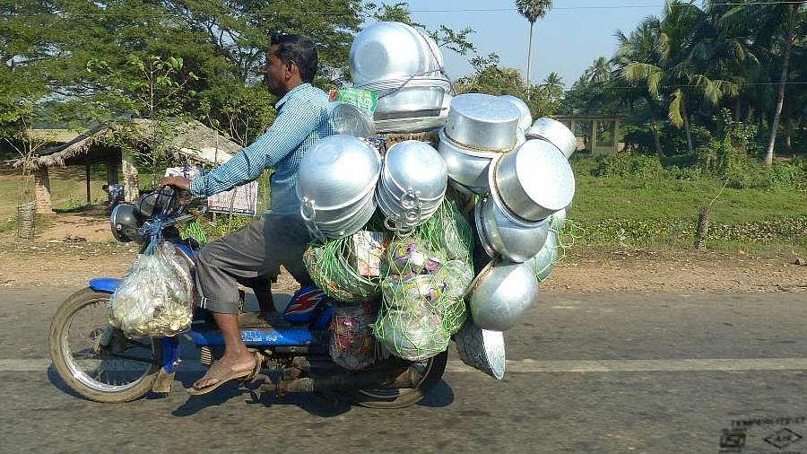 Hoch beladenees Motorrad - Streetlife in Indien