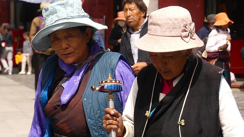 Tibeterinnen mit Gebetsmühlen - Zentral-Tibet: Land und Leute