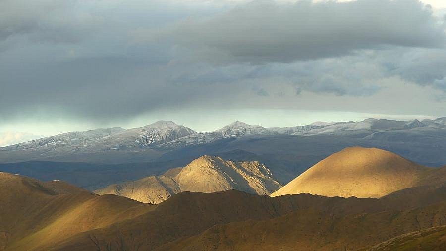 Spiel von Licht und Schatten über den Bergen - Zentral-Tibet: Landschaft
