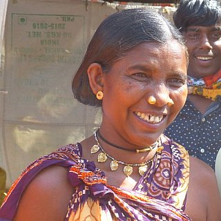 Lächelnde Inderin in Konark - Chhattisgarh: Land-und-Leute
