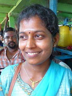 Junge Frau auf dem Fährboot - Sri Lanka - Land und Leute