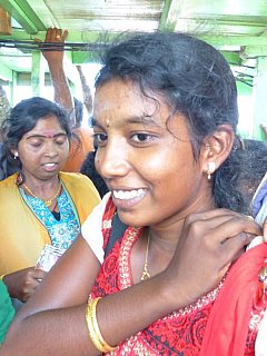Junge Frau auf dem Fährboot - Sri Lanka - Land und Leute